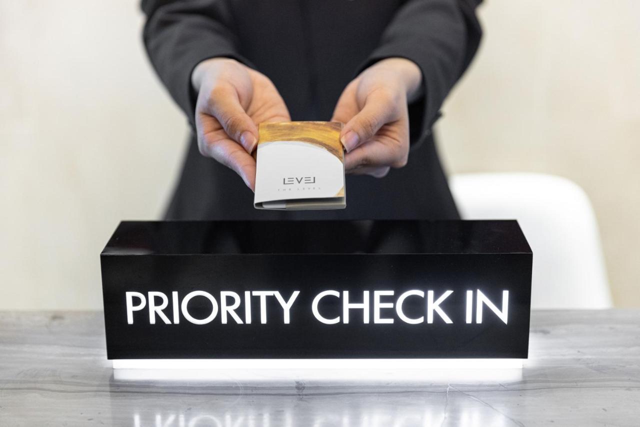 Melia Vinpearl Hue Hotel Екстериор снимка Priority check-in at an airport