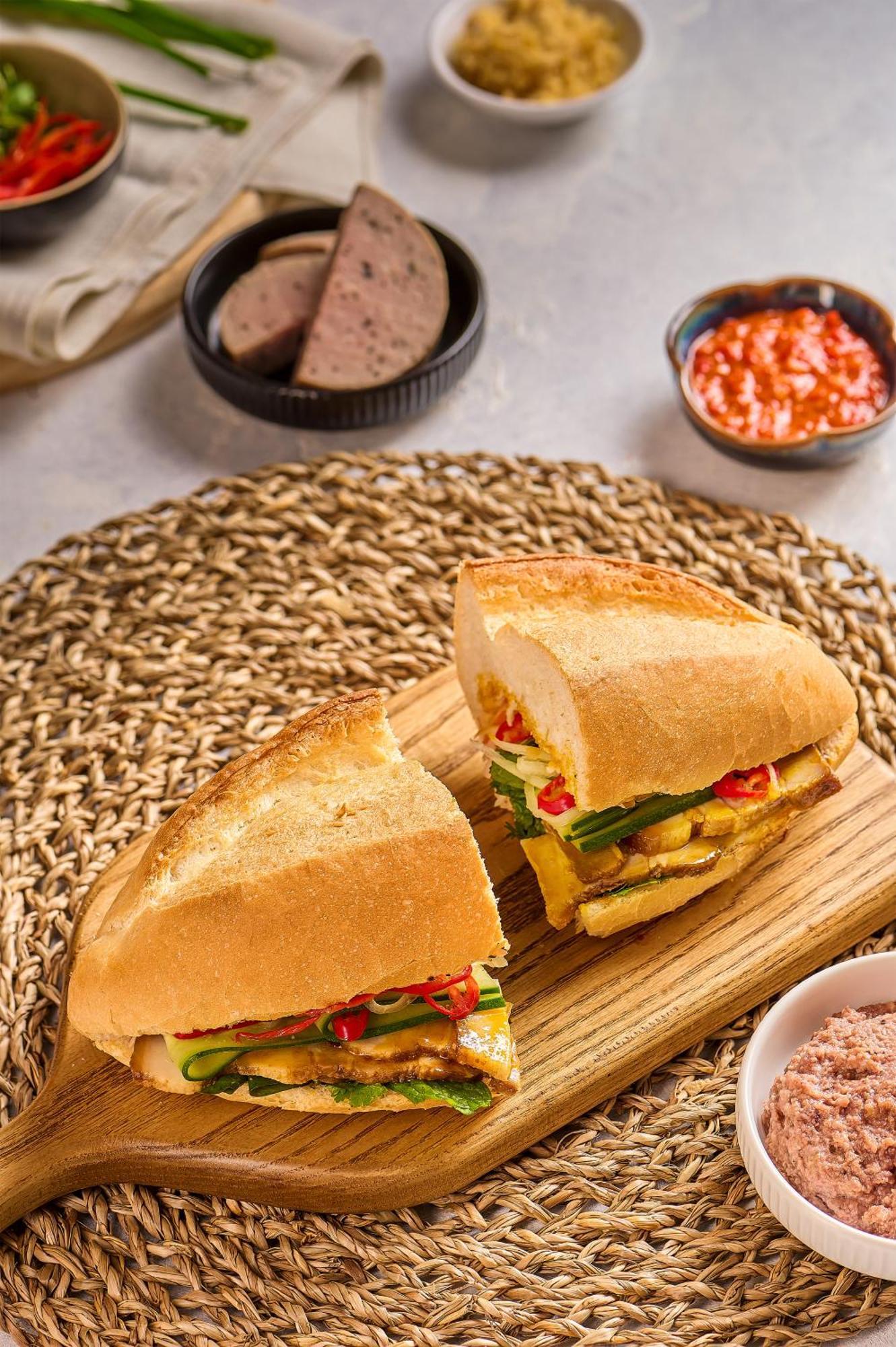 Melia Vinpearl Hue Hotel Екстериор снимка A bahn mi