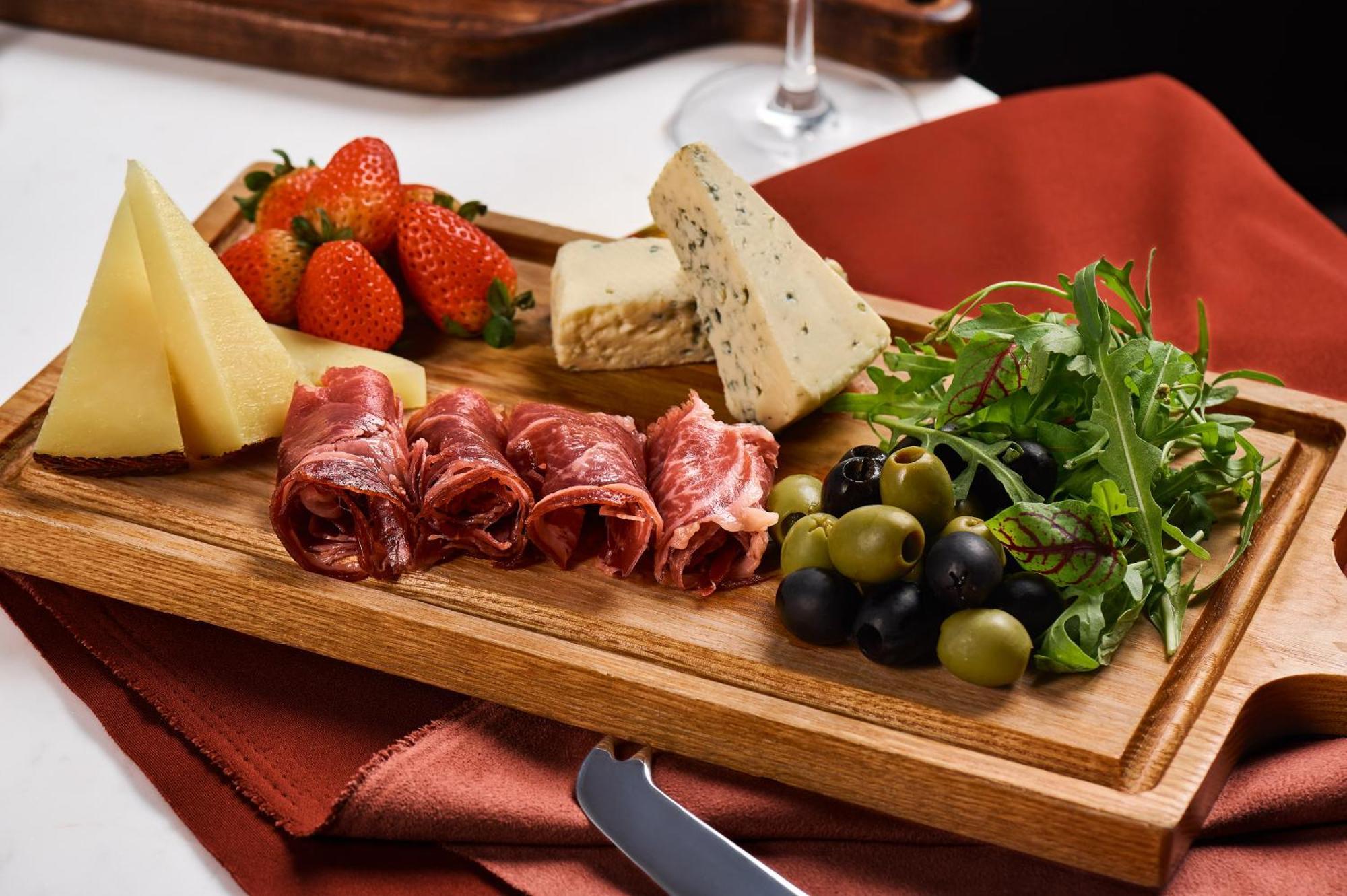 Melia Vinpearl Hue Hotel Екстериор снимка A cheese and sausage platter