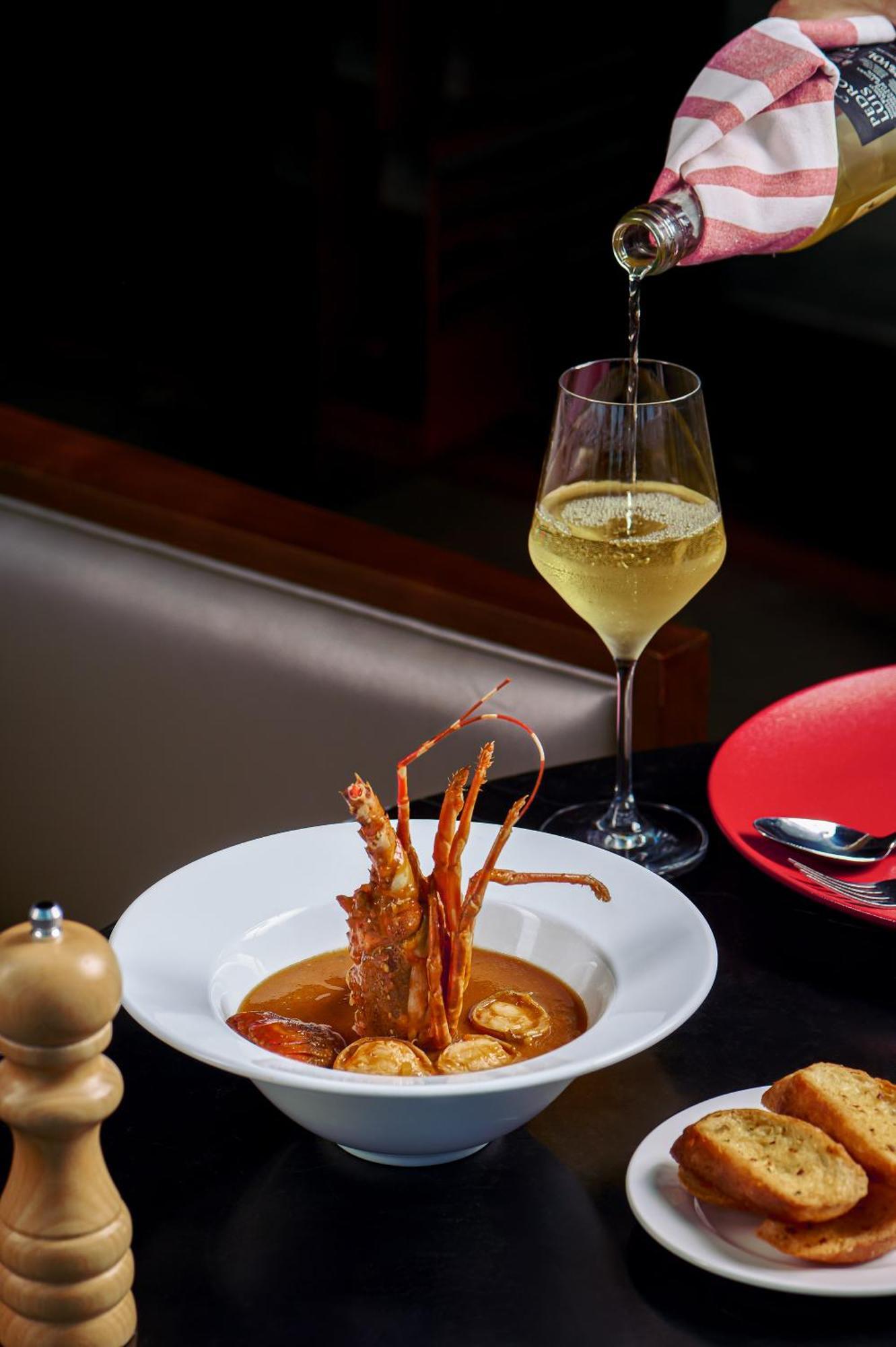 Melia Vinpearl Hue Hotel Екстериор снимка A glass of sparkling wine