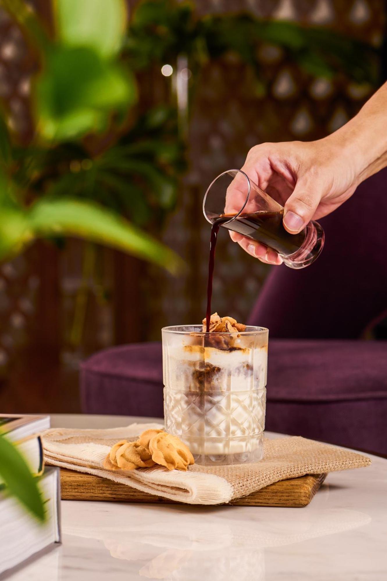 Melia Vinpearl Hue Hotel Екстериор снимка A coffee being poured into a glass