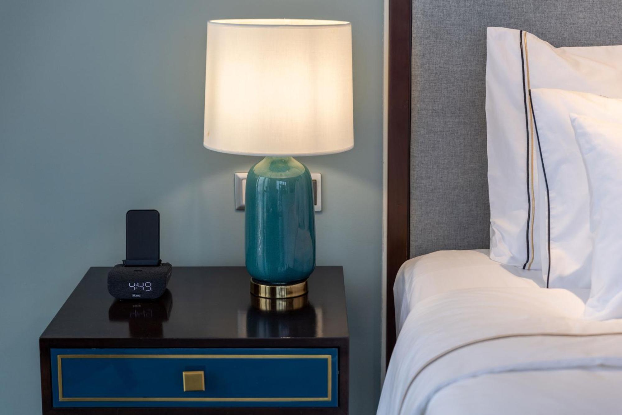 Melia Vinpearl Hue Hotel Стая снимка A bedside lamp