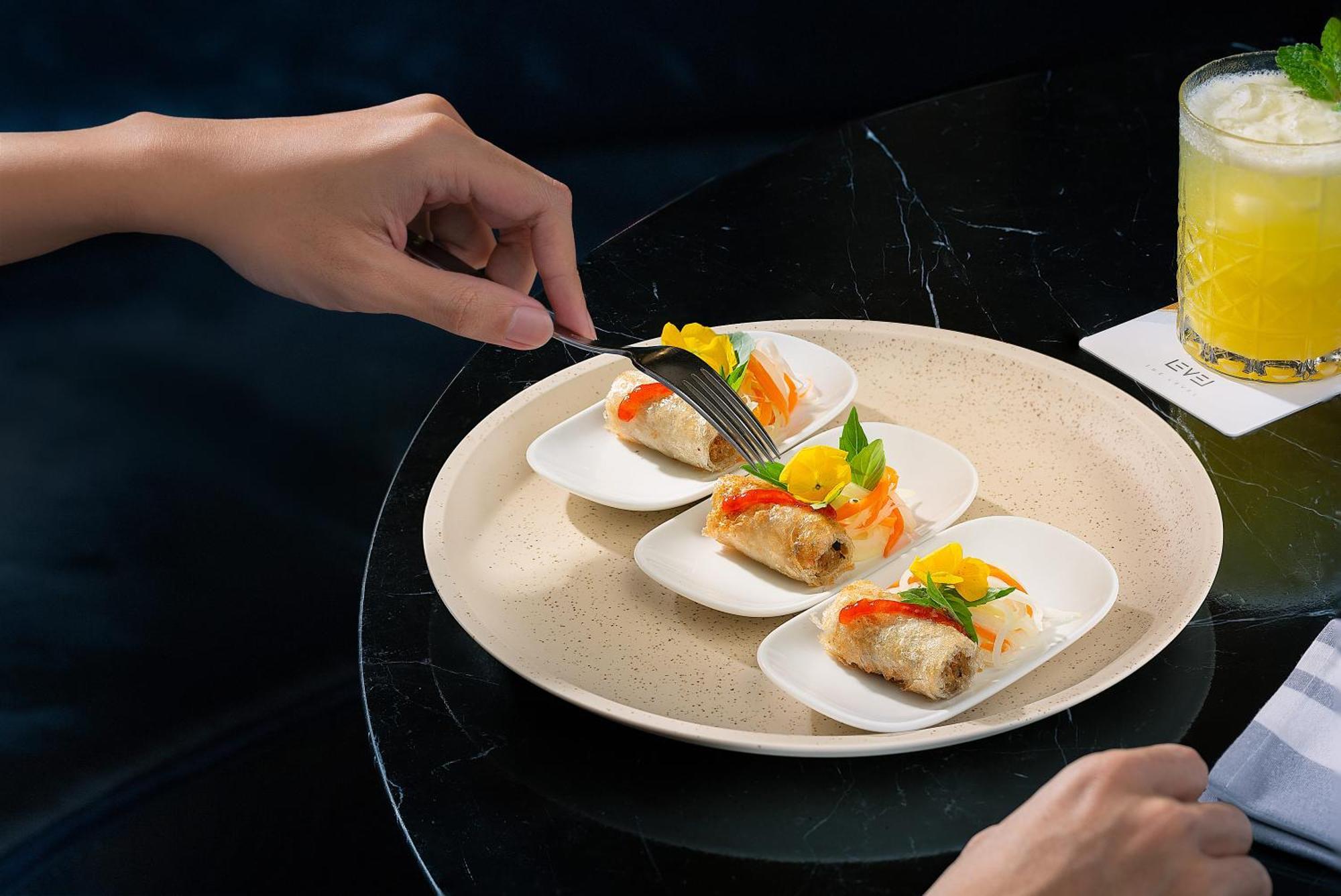 Melia Vinpearl Hue Hotel Екстериор снимка A server cutting into a piece of dim sum