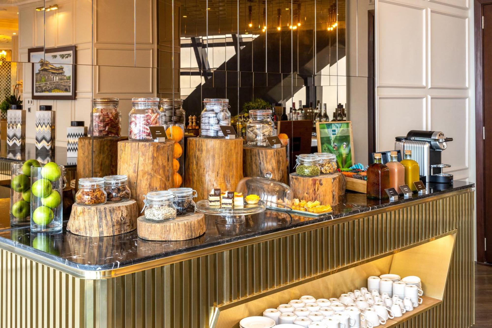 Melia Vinpearl Hue Hotel Екстериор снимка The coffee bar at the hotel