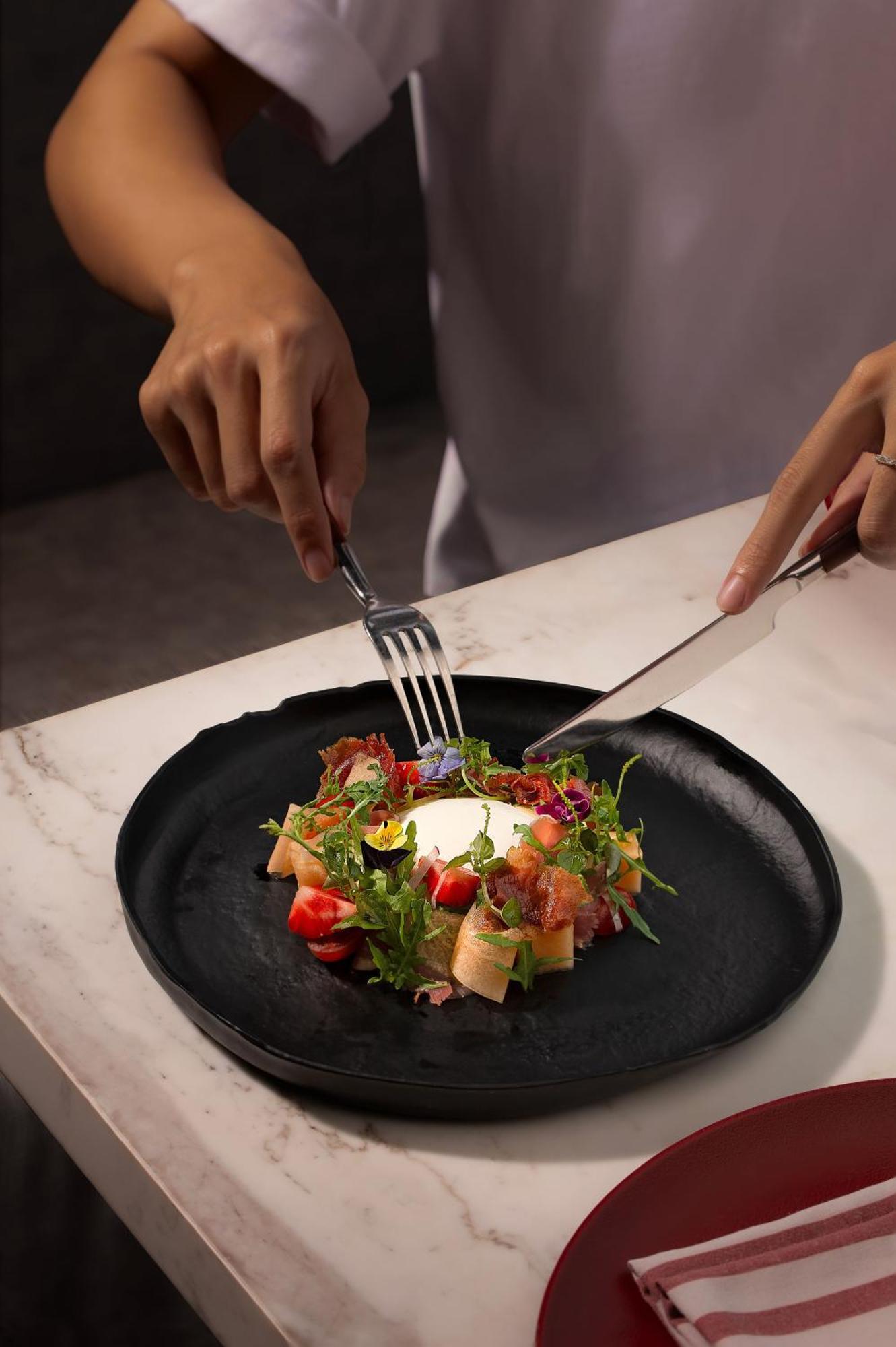Melia Vinpearl Hue Hotel Екстериор снимка A salad being cut with a knife and fork