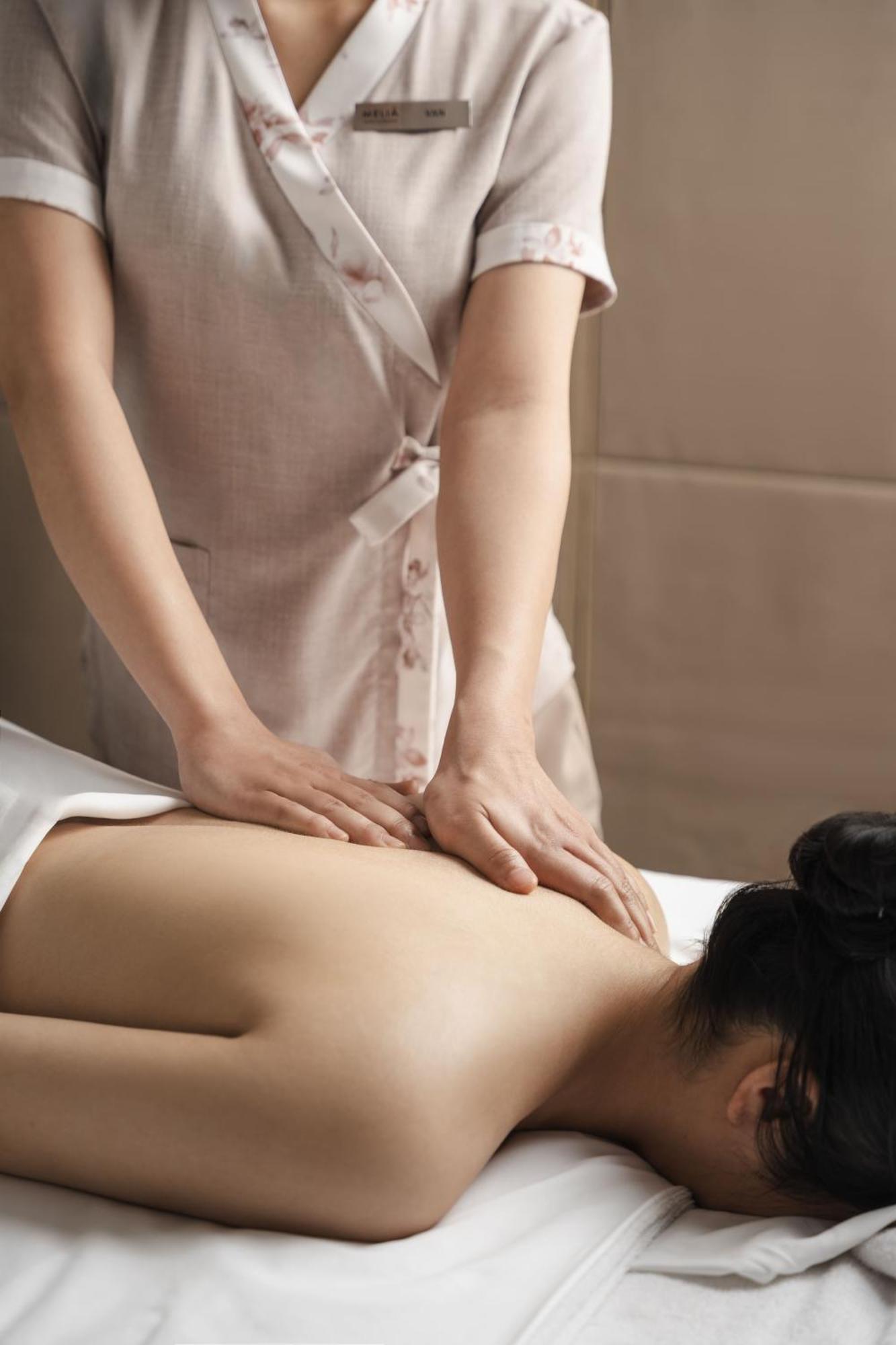 Melia Vinpearl Hue Hotel Екстериор снимка A massage therapist working on a patient's back