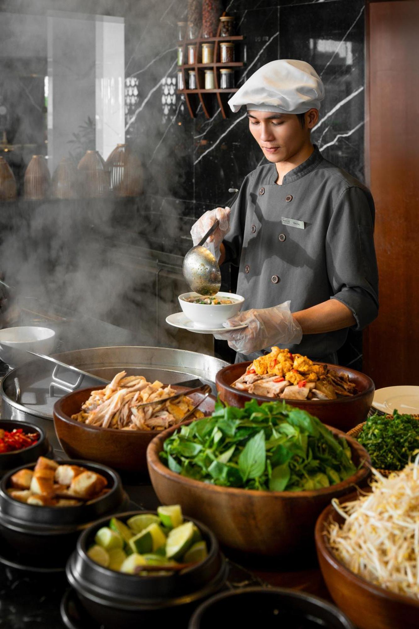 Melia Vinpearl Hue Hotel Екстериор снимка A chef preparing food